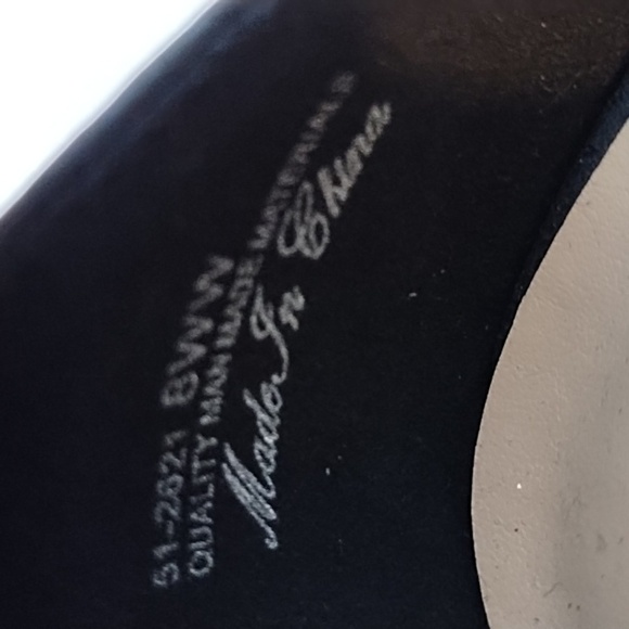 Bella Vita Aliette black rhinestone  strappy Sandal   Size: 8 WW - Picture 6 of 6